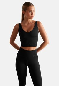 RIBBED SEAMLESS BRALETTE - Sports-BH-er med lett støtte - black