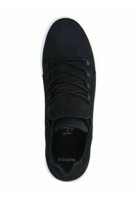 Schwarze Sneaker mit einer glatten Oberfläche, abgerundeter Spitze, Schnürverschluss und weißer Gummisohle. Das Innere verfügt über eine gebrandete Innensohle.