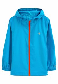 Lekka niebieska kurtka przeciwdeszczowa z pomarańczowym zamkiem błyskawicznym, elastycznymi mankietami i kapturem. Posiada małe logo na lewej klatce piersiowej.