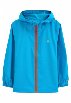 Lättviktig blå regnjacka med en orange dragkedja, elastiska ärmslut och huva. Har en liten logotyp på vänster bröstområde.