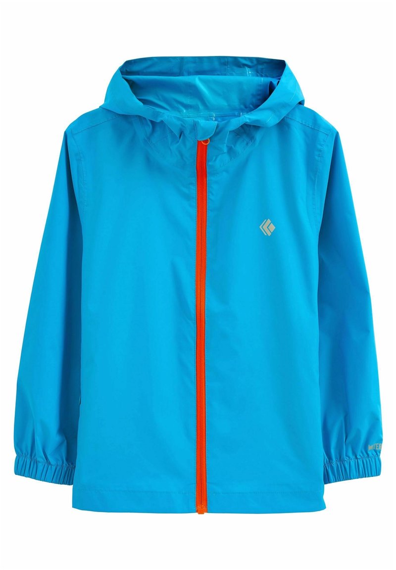 Lekka niebieska kurtka przeciwdeszczowa z pomarańczowym zamkiem błyskawicznym, elastycznymi mankietami i kapturem. Posiada małe logo na lewej klatce piersiowej.