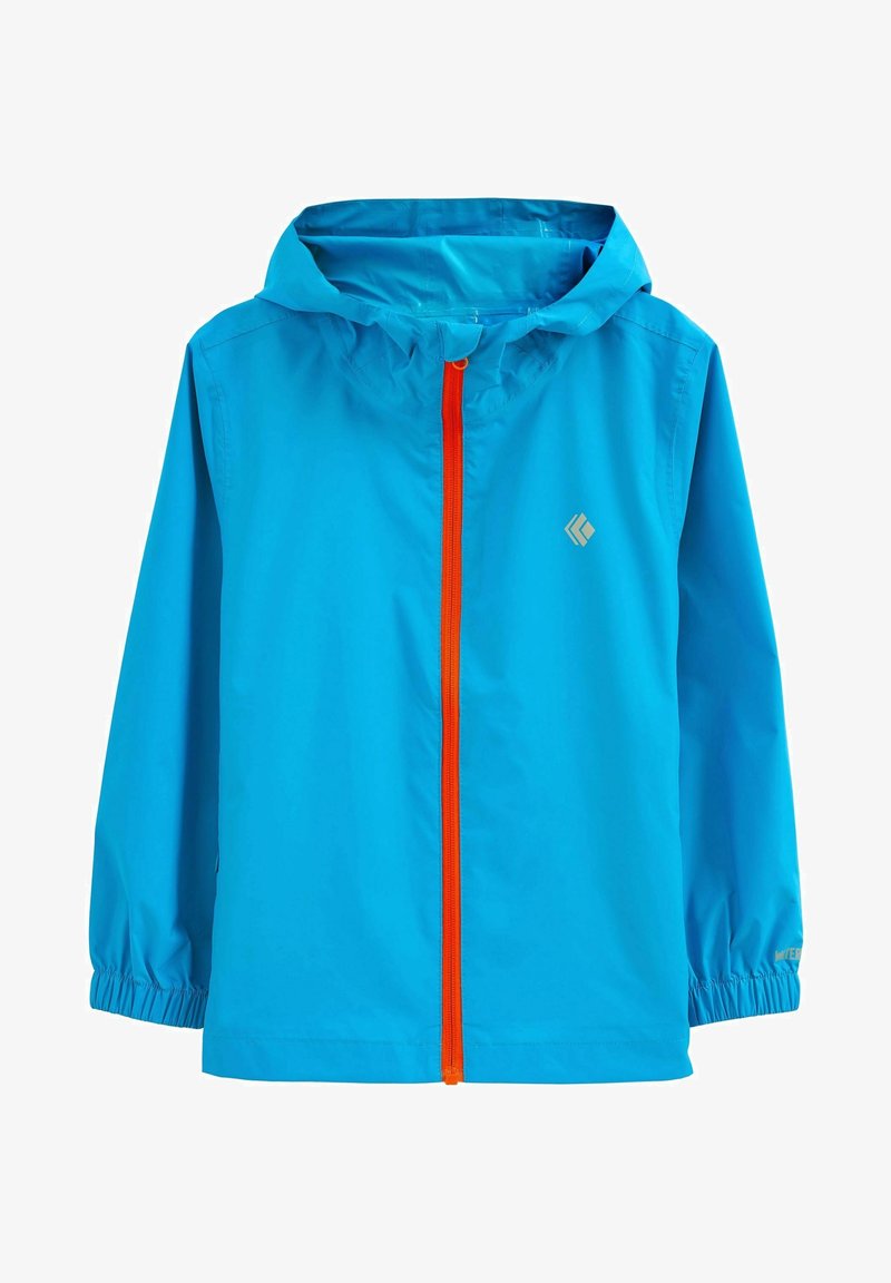 Lekka niebieska kurtka przeciwdeszczowa z pomarańczowym zamkiem błyskawicznym, elastycznymi mankietami i kapturem. Posiada małe logo na lewej klatce piersiowej.