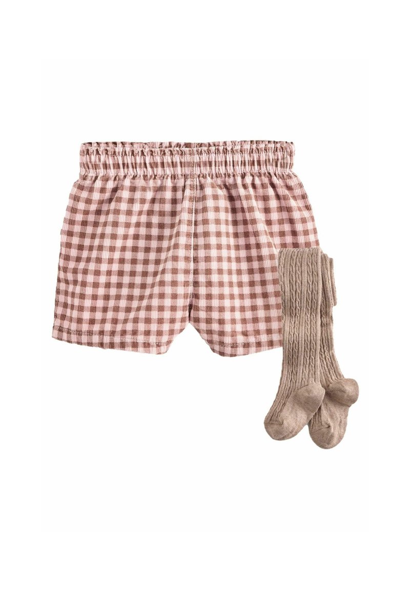 Pantaloni corti a quadri rosa e marroni con cintura elastica, abbinati a calzini lavorati beige con un motivo testurizzato e punte arrotondate.
