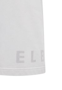 Biela bavlnená tričko s jemným sivým potlačou písmen "ELB" pri leme. Hladká textúra s klasickým okrúhlym výstrihom.