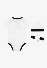 Bodysuit blanc à manches courtes avec bord noir, accompagné d'un chapeau assorti et de chaussettes, le tout en coton doux et extensible.