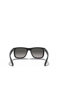 Occhiali da sole neri con gradiente, caratterizzati da una montatura rettangolare, una superficie liscia e aste sottili con un branding discreto sul lato.
