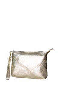 Metalen gouden clutch bag met een gestructureerde afwerking, voorzien van een ritssluiting en polsband. Het heeft een geometrisch ontwerp met diagonale naden.