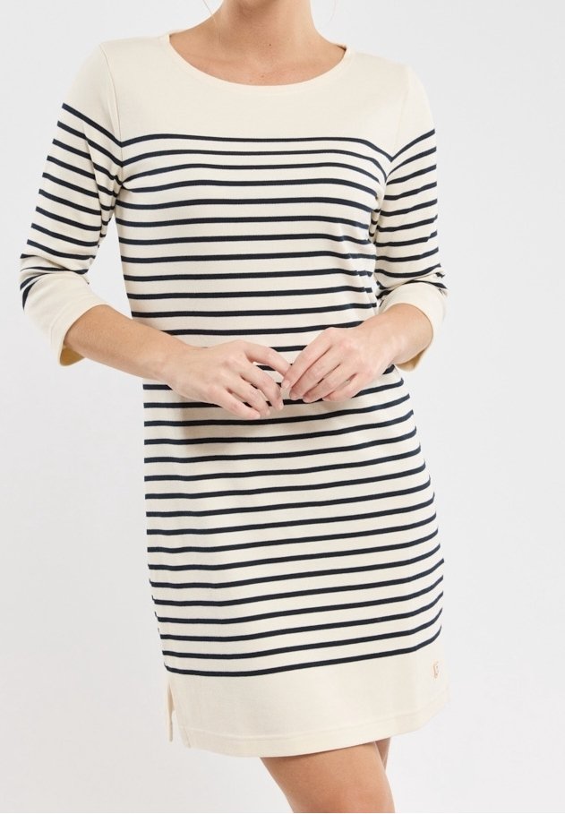 Randig klänning i kräm och marinblå, med trekvartslånga ärmar, rund halsringning och sprund i nederkant. Mjuk, elastisk tyg.