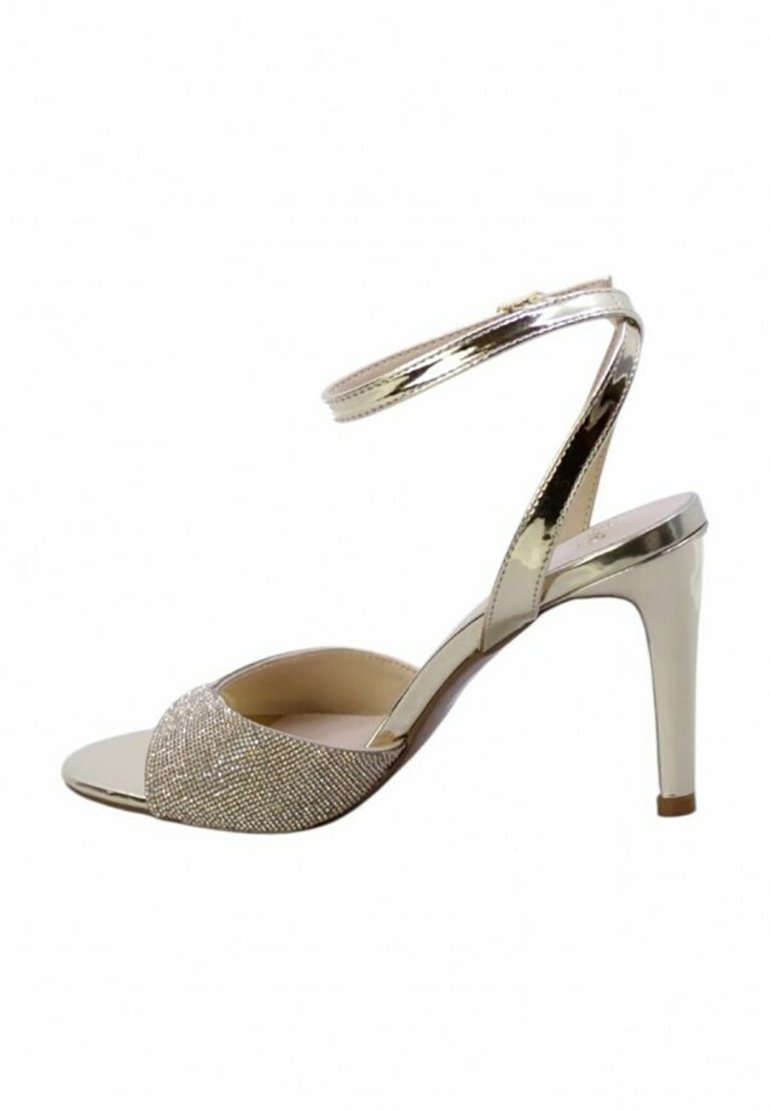 Sandal in oro metallizzato con tacco a stiletto, tomaia testurizzata e scintillante, e sottile cinturino alla caviglia, con un design della punta liscio e tacco aperto.