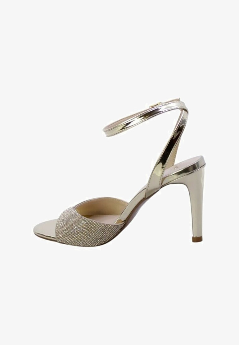 Sandal in oro metallizzato con tacco a stiletto, tomaia testurizzata e scintillante, e sottile cinturino alla caviglia, con un design della punta liscio e tacco aperto.