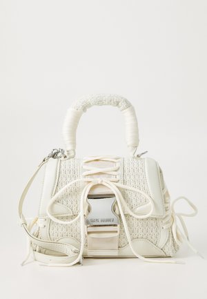 Witte handtas met een gevlochten textuur, een gestructureerde vorm, gewatteerde handvatten en een zilveren hardwareaccent met strikdetails.