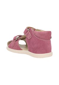 Růžové semišové sandály pro batolata s prořezávaným designem, nastavitelné popruhy a texturovanou gumovou podrážkou. Lehké a s otevřenou špičkou.