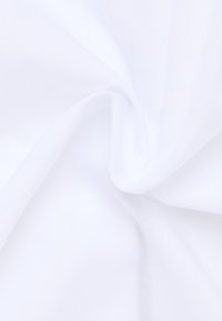 Weißer Stoff mit einer glatten, weichen Textur, der subtile Falten und ein sauberes, frisches Erscheinungsbild zeigt. Ideal für verschiedene textile Anwendungen.