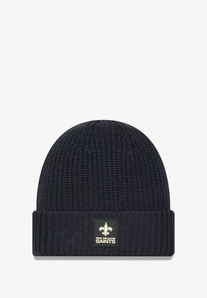 Strickmütze in dunkelblau mit geripptem Textur. Verfügt über einen umgeschlagenen Bund und ein quadratisches Logo-Patch mit goldenen Akzenten, auf dem "NEW ORLEANS SAINTS" steht.
