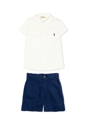 Chemise blanche à manches courtes avec boutons et petit logo noir sur la poche, associée à un short bleu marine à taille élastique.