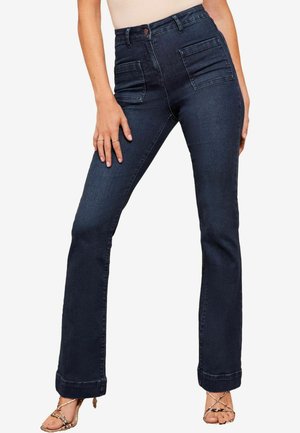 Jeans en denim sombre taille haute avec une silhouette ajustée, dotés de poches avant doubles et d'ourlets évasés, adaptés pour un look décontracté.