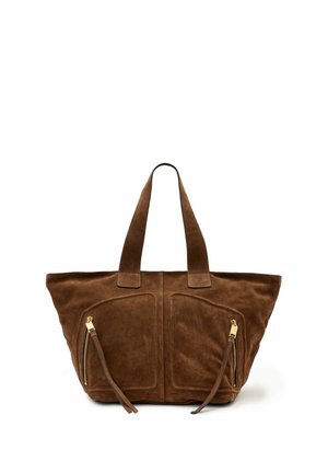 Sac cabas en daim marron avec deux poignées supérieures, poches avant zippées avec pompons, et une forme souple et décontractée.
