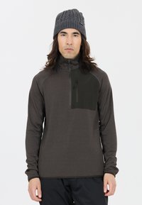 Mans brun zip-neck pullover i strukturerad tyg, med en mörkgrön bröstficka med dragkedja och långa ärmar.