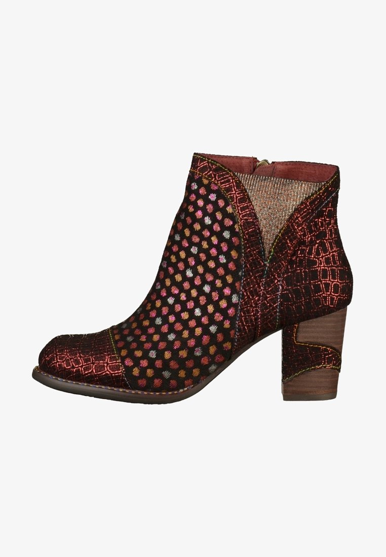 Bottine en tissu à motif noir et rouge, à pois, ornée d'accents texturés et d'un talon en bois. Silhouette élégante avec un détail zippé.