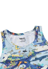 Barne singlet uten ermer med fargerike havdyr, dykkere og korallrev-mønstre på en lys blå bakgrunn.