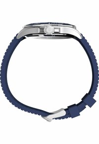 Montre avec bracelet en silicone bleu marine, boîtier en acier inoxydable, lunette unidirectionnelle et accents argentés ; présente une texture antidérapante sur le bracelet.