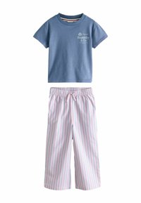 Modré bavlněné tričko s krátkým rukávem a grafickým potiskem. Růžové a bílé pruhované pyžamové kalhoty s elastickým pasem a tkaničkou.