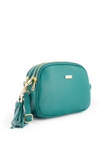 Grønblå skuldertaske i læder med tekstureret finish, dobbelt lynlåse, guldfarvet beslag og frynse som pynt på siden. Kompakt rektangulær form.