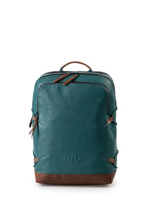 Rechthoekige teal rugzak met bruine leren bodem, handvat, ritslipjes, zijdelingse riemen en vooraan een geperst a/u-logo.