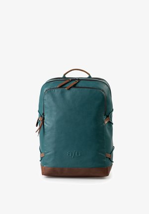 Rechthoekige teal rugzak met bruine leren bodem, handvat, ritslipjes, zijdelingse riemen en vooraan een geperst a/u-logo.