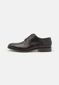 Zapato de vestir de cuero marrón oscuro con un acabado liso, diseño de cordones, cordones azul marino en contraste y un panel lateral texturizado sutil.