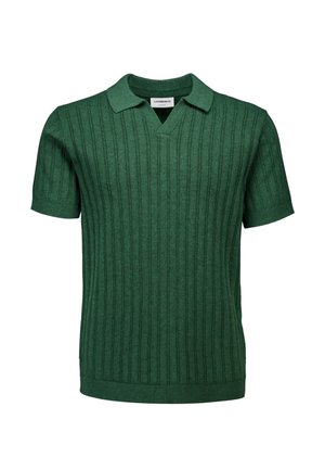 Zielona krótka koszulka polo z dzianiny z żebrowanymi pionowymi paskami i dekoltem w serek.