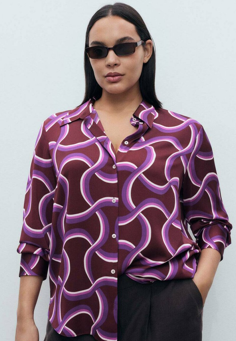 Camicia button-up color bordeaux con un motivo a vortice viola e bianco, dotata di maniche lunghe arrotolate ai polsini e colletto standard.