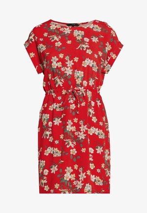 Červené květinové šaty s krátkými rukávy, elastickým pasem a šňůrkou. Obsahují bílé a žluté květy, zelené listy a lehkou látku.