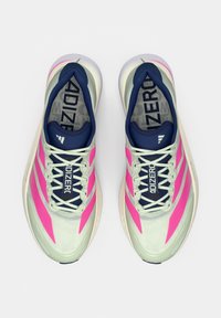 Paire de chaussures de course blanches et roses avec des languettes et lacets bleu marine, vue de dessus, montrant le texte "Adizero" à l'intérieur.