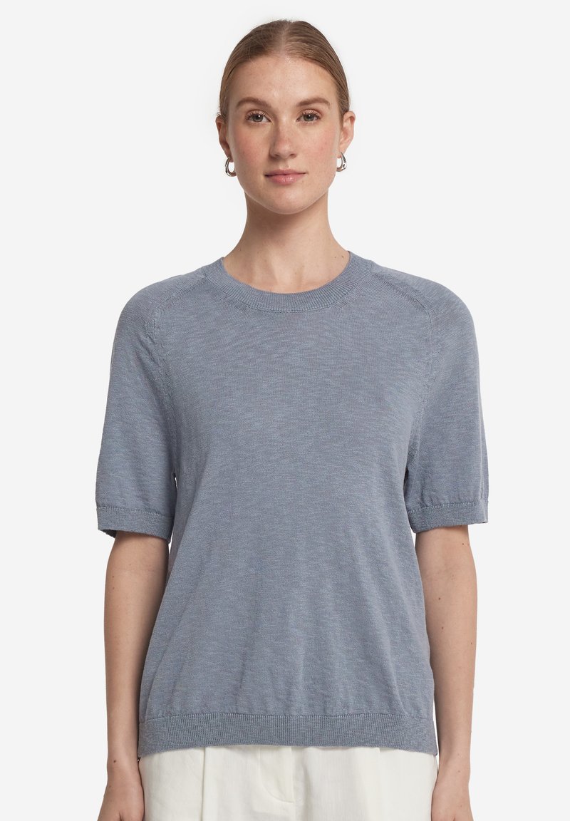 Ljusblå stickad kortärmad tröja med rundad hals, ribbade muddar och nederkant, med en slät textur och en avslappnad passform.