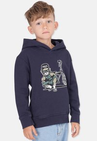 Marinblå huvtröja med grafik av en karaktär med solglasögon och en cykel, tillverkad av mjukt tyg med ribbade ärmslut.