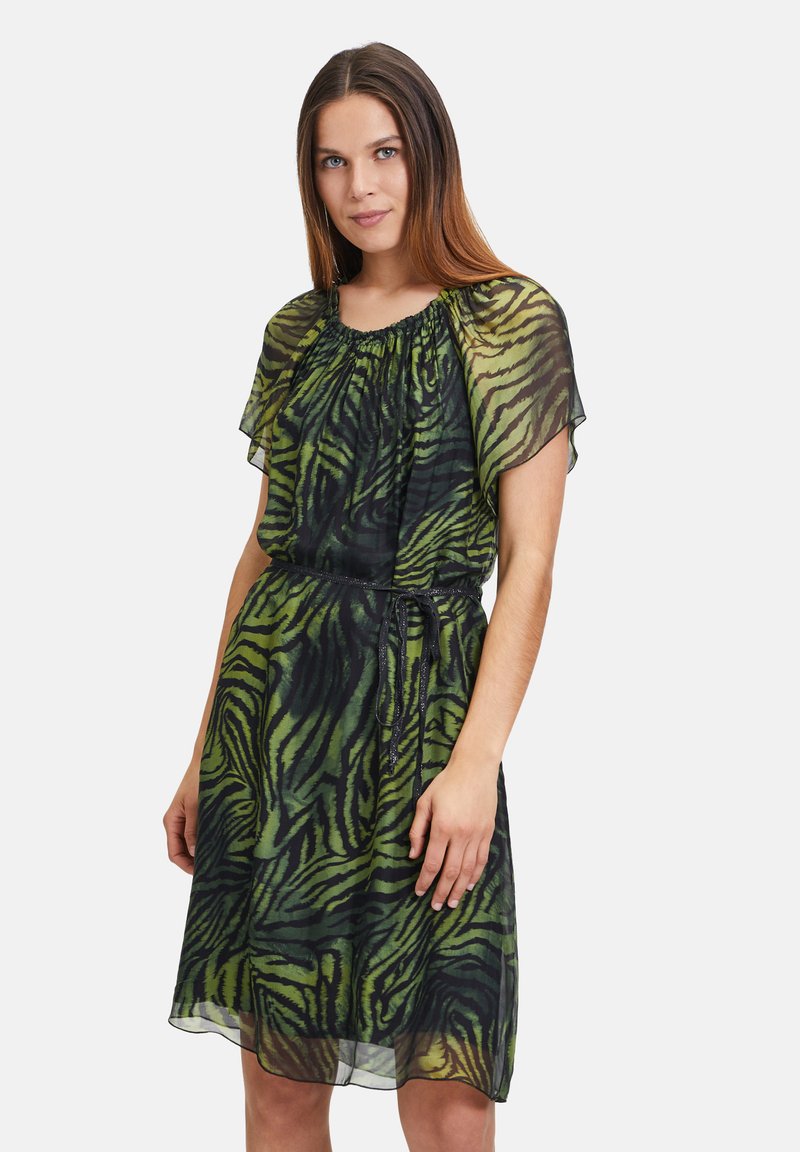 Grünes und schwarzes gemustertes Kleid aus leichtem, transparentem Stoff, lässiger Schnitt, geraffter Ausschnitt und eine gebundene Taille.