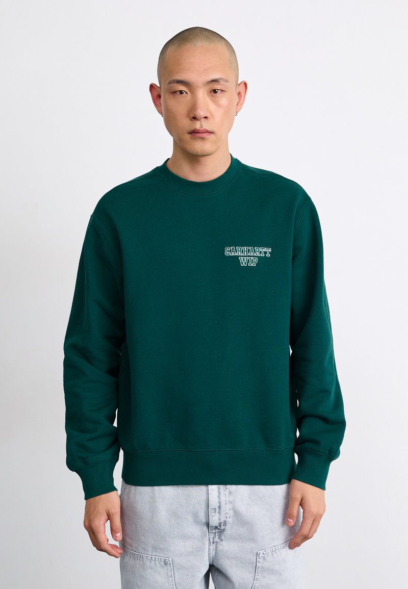 Mørkegrøn sweatshirt med rund halsudskæring og ribbede manchetter, med et lille hvidt Carhartt WIP-logo på brystet. Casual pasform.