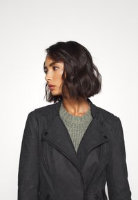 ONLY Petite ONLAVA BIKER - Casaco de pele sintética - black