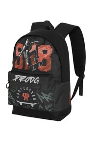 Mochila negra con gráficos de estilo graffiti; cuenta con un gran bolsillo frontal, correas ajustables y un diseño que muestra elementos de skateboarding.