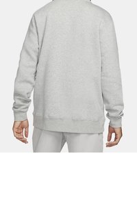 Sudadera gris de manga larga, con cuello redondo y puños acanalados; textura suave; detalles mínimos; vista trasera con un corte relajado.