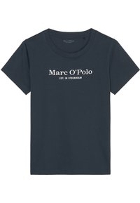 Mørkeblå bomulds t-shirt med rund hals, der har hvid tekst "Marc O'Polo EST. I STOCKHOLM" på forsiden. Korte ærmer, minimalistisk design.
