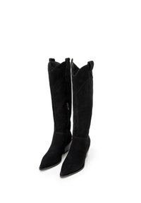 Černé semišové vysoké boty po kolena s špičatými prsty, ostrým designem a šikmými podpatky; mají dekorativní prošívání a detail bočního zipu.