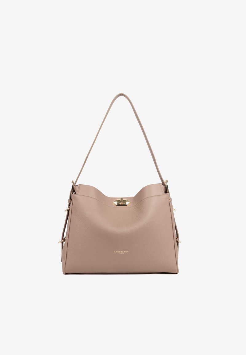 Sac à épaule en cuir beige clair avec une texture lisse, quincaillerie dorée et une silhouette incurvée dotée d'un fermoir magnétique.