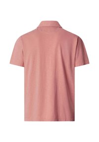 Vista trasera de una camiseta tipo polo de manga corta color rosa suave, con cuello y sin logos o patrones visibles.