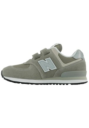 Baskets en suède gris avec des accents en mesh, dotées d'un bout arrondi et de sangles Velcro réglables. La semelle est en caoutchouc avec un profil noir contrastant.