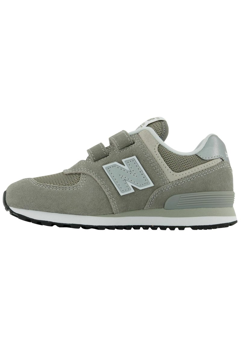 Baskets en suède gris avec des accents en mesh, dotées d'un bout arrondi et de sangles Velcro réglables. La semelle est en caoutchouc avec un profil noir contrastant.