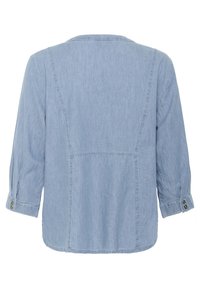Chemise en chambray bleu clair avec une coupe décontractée, un col rond et des manches longues avec des accents en bouton. Présente des détails de couture subtils.