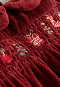 Bordeaux velour stof med indviklet broderi af gaver og blomster motiver, med plisseret tekstur og detaljer med flæsekrave.