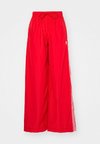 ADILENIUM SEASONAL 3 OVERSIZED WIDE TRACK PANTS - Spodnji deli trenirk - better scarlet